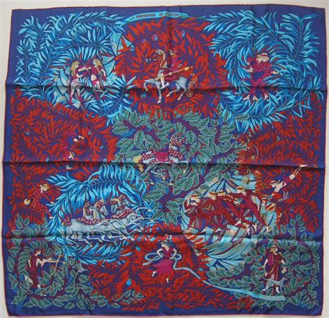 Scarf of the moment: La Promenade de Platon